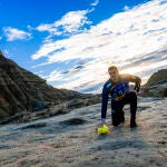 Sergey Hern&aacute;ndez, portero de los Hispanos, en el rodaje del spot para el Europeo 2026, en las Bardenas Reales de Navarra
