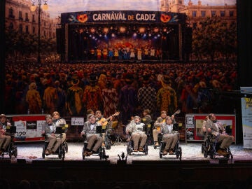 C&Aacute;DIZ, 15/01/2026.- La chirigota 'Una chirigota en teor&iacute;a' revolucion&oacute; anoche el Concurso Oficial de Agrupaciones del Carnaval de C&aacute;diz que se celebra desde el pasado domingo al llevar al extremo en el Teatro Falla la interpretaci&oacute;n del f&iacute;sico Stephen Hawking, con sus integrantes sin moverse, con voz rob&oacute;tica y en silla de ruedas, con la que bailan sevillanas y se quejan de los adoquines de las calles de la capital gaditana. EFE/Ayuntamiento de C&aacute;diz -SOLO USO EDITORIAL/SOLO DISPONIBLE PARA I...