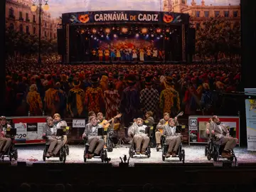 Una chirigota revoluciona el Teatro Falla interpretando al físico Stephen Hawking CÁDIZ, 15/01/2026.- La chirigota 'Una chirigota en teoría' revolucionó anoche el Concurso Oficial de Agrupaciones del Carnaval de Cádiz que se celebra desde el pasado domingo al llevar al extremo en el Teatro Falla la interpretación del físico Stephen Hawking, con sus integrantes sin moverse, con voz robótica y en silla de ruedas, con la que bailan sevillanas y se quejan de los adoquines de las calles de la capital gaditana. EFE/Ayuntamiento de Cádiz -SOLO USO EDITORIAL/SOLO DISPONIBLE PARA I...