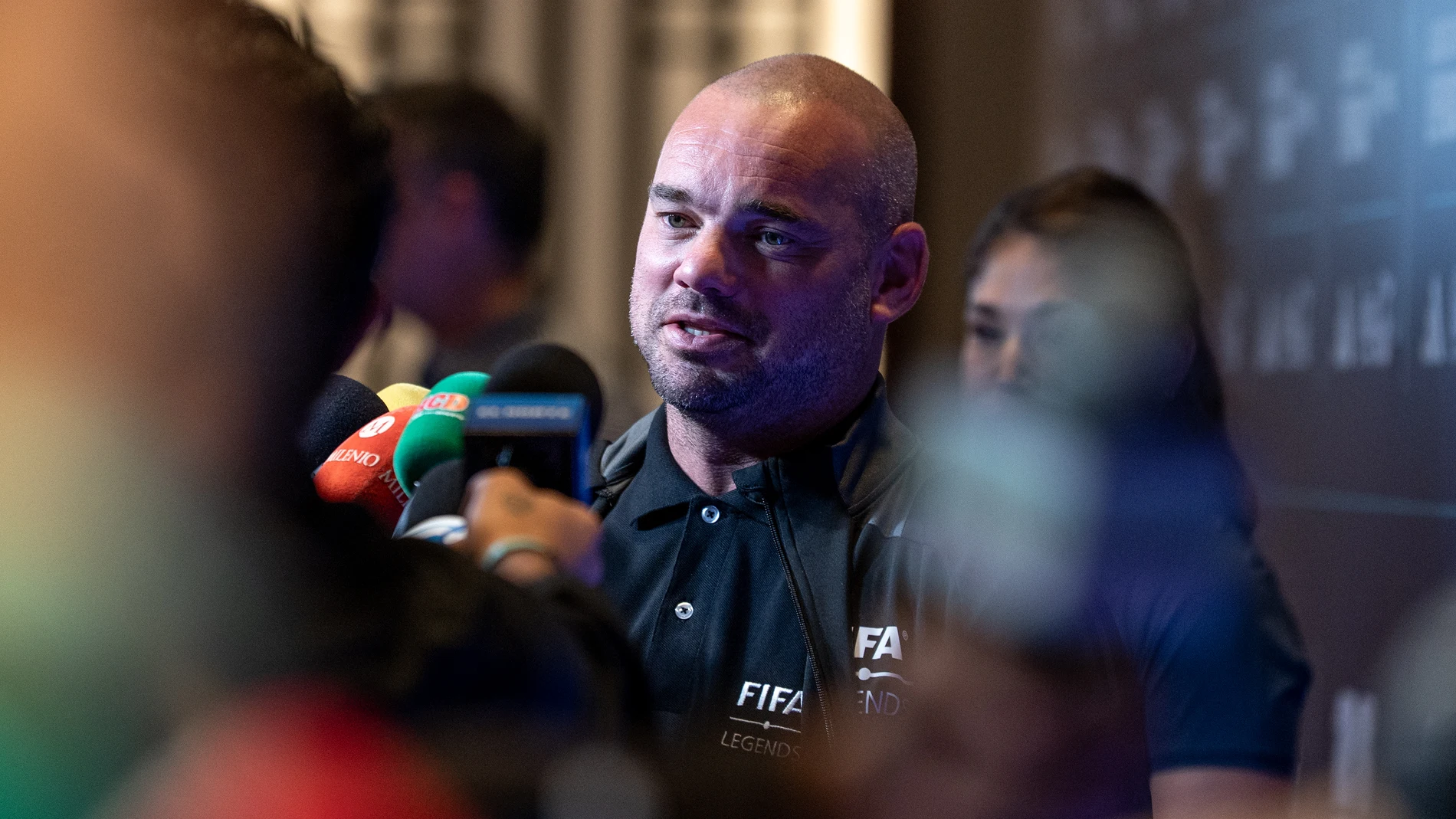 AME5838. MONTERREY (MÉXICO), 16/01/2026.- El exfutbolista neerlandes Wesley Sneijder habla con periodistas este viernes, previo al partido entre las leyendas de la FIFA y las leyendas de México en Monterrey (México). EFE/ Miguel Sierra