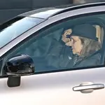 La Infanta Elena y Victoria Federica abandonan Zarzuela tras asistir a la capilla ardiente de Irene de Grecia