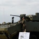 Un militar del Ej&eacute;rcito de Tierra junto a uno de los veh&iacute;culos de combate sobre ruedas (VCR) 8x8 'Drag&oacute;n' presentados en la Base '&Aacute;lvarez de Sotomayor', en Viator (Almer&iacute;a).