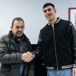 El presidente del Getafe, &Aacute;ngel Torres, con el defensa argentino Zaid Romero