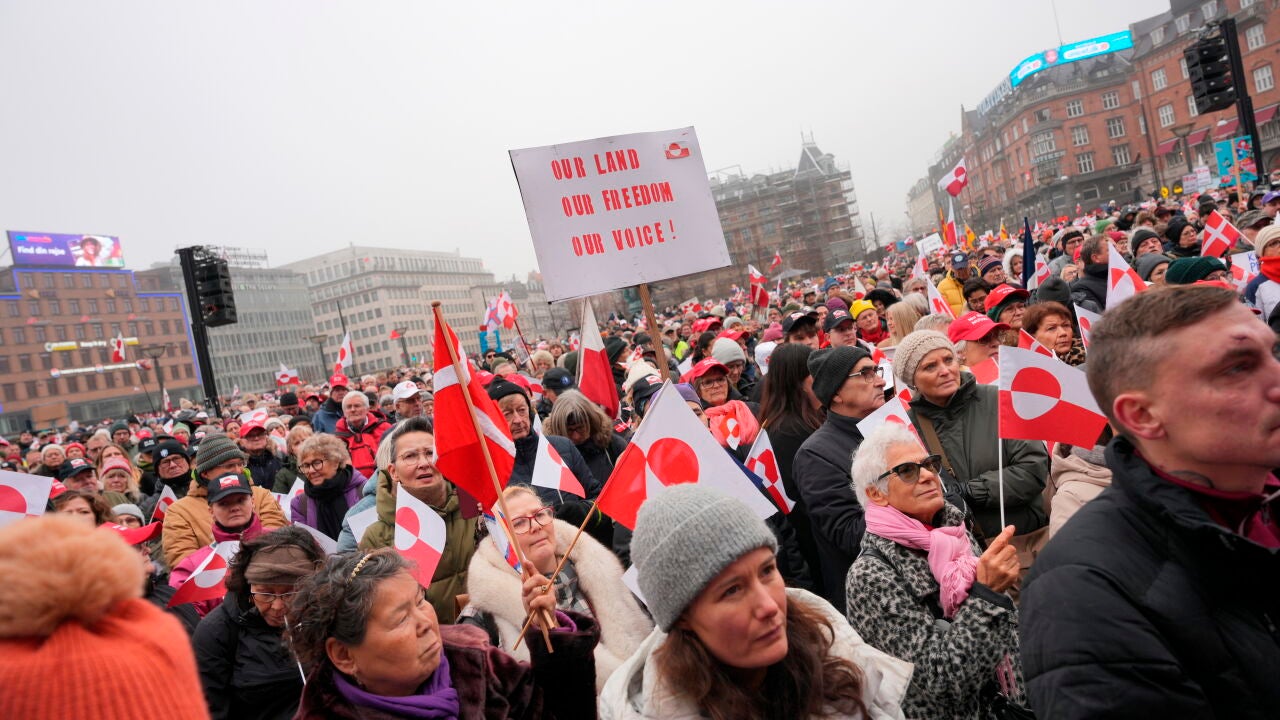 グリーンランドの反トランプデモと外交的緊張
