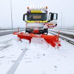Una m&aacute;quina quitanieves trabaja en las carreteras de Castilla y Le&oacute;n