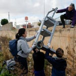 Voluntarios limpian de basura de la dana la "ruta del colesterol" de Paiporta (Valencia)