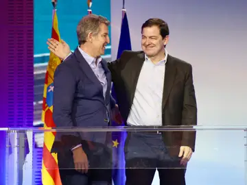 El presidente de la Junta y del PP de Castilla y León, Alfonso Fernández Mañueco, saluda a Alberto Núñez Feijoó, tras firmar la Declaración de Zaragoza El presidente de la Junta y del PP de Castilla y León, Alfonso Fernández Mañueco, saluda a Alberto Núñez Feijoó, tras firmar la Declaración de Zaragoza