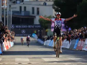 Lucinda Brand entra victoriosa en la meta de Benidorm Lucinda Brand entra victoriosa en la meta de Benidorm