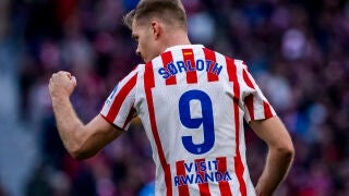 18 January 2026, Spain, Madrid: Atletico de Madrid's Alexander Sorloth celebrates scoring his side's first goal during the Spanish Primera Division soccer match between Atletico de Madrid and Deportivo Alaves at Estadio Riyadh Air Metropolitano. Photo: Alberto Gardin/ZUMA Press Wire/dpa Alberto Gardin/ZUMA Press Wire/d / DPA 18/01/2026 ONLY FOR USE IN SPAIN