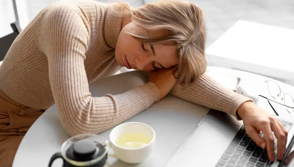 Por qué nos sentimos más cansados (y deprimidos) en invierno, según la psicología