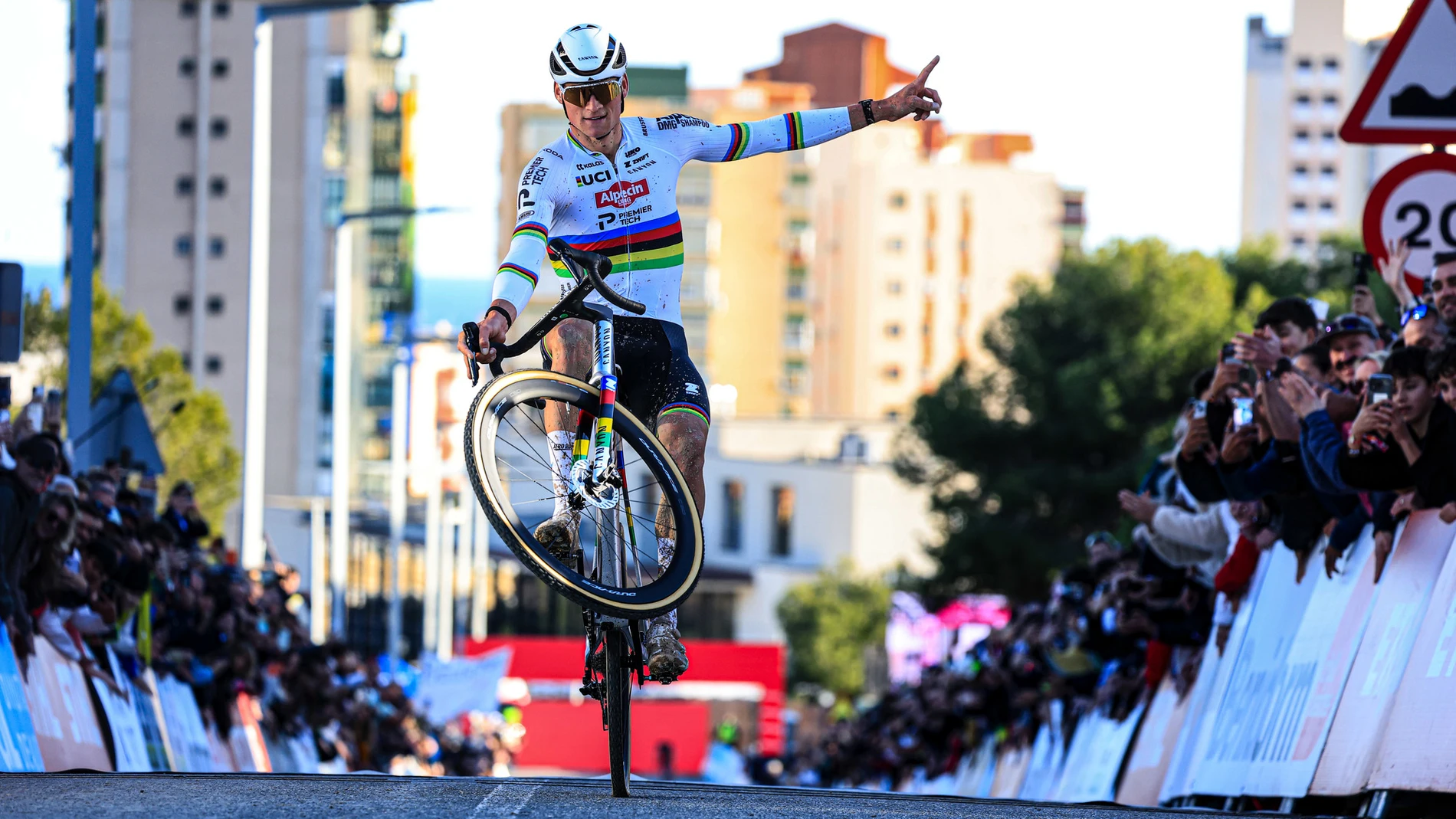 Van der Poel entra en meta haciendo un caballito