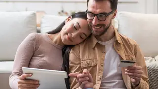 Mejores cuentas para compartir gastos en pareja o piso compartido (enero 2026) Pareja compartiendo gastos en cuentas bancarias compartidas