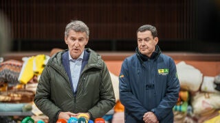 El presidente del PP, Alberto Núñez Feijóo (i), junto al presidente de la Junta de Andalucía, Juanma Moreno (d), en una comparecencia a los medios para informar sobre el accidente ferroviario en Adamuz. A 19 de enero de 2026 en Adamuz, Córdoba (Andalucía, España). Feijóo viaja al lugar del accidente después de haber mantenido una reunión de emergencia para evaluar la situación en la sede nacional del partido, a la que han asistido el expresidente de Renfe y actual presidente de la fundación R...