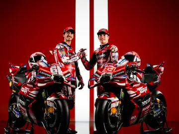 Pecco Bagnaia y Marc Márquez, en la presentación del equipo Ducati Lenovo MADONNA DI CAMPIGLIO, 19/01/2026.- El equipo italiano Ducati Lenovo ha presentado los nuevos diseños de sus motos, con motivo del centenario del equipo, junto a sus corredores Pecco Bagnaia y Marc Márquez, en Madonna di Campiglio. El CEO del equipo Ducati, Claudio Domenicalli habló del nuevo diseño que apuesta por un "rojo centenario", además de rememorar la histórica cifra de 88 podios consecutivos que ha logrado la marca. EFE/ Ducati Corse - SOLO USO EDITORIAL/SOLO DISPONIBLE PARA ILUSTRAR ...