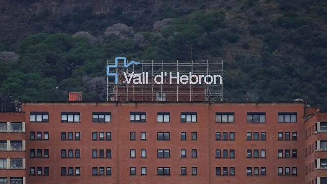 Fachada del Hospital Vall d&rsquo;Hebron, a 19 de enero de 2026, en Barcelona, Catalu&ntilde;a (Espa&ntilde;a). El presidente de la Generalitat, Salvador Illa, ha asegurado este domingo por la noche que est&aacute; "bien y con &aacute;nimos", tras ser hospitalizado en Barcelona a ra&iacute;z de un fuerte dolor en las piernas. 19 ENERO 2026 David Zorrakino / Europa Press 19/01/2026