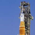 El cohete de la NASA que realizar&aacute; el primer vuelo tripulado a la Luna en 54 a&ntilde;os ya est&aacute; en la rampa de lanzamiento.