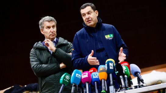 Alberto Núñez Feijóo, este lunes desde el puesto de mando avanzado en Adamuz, junto a Juanma Moreno