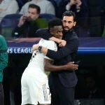 Vinicius y Arbeloa se abrazan en el Real Madrid - M&oacute;naco
