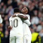 Mbapp&eacute; felicita a Vinicius tras su gol