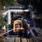 Trabajos de retirada del tren de Rodalies descarrilado en Gelida (Barcelona)