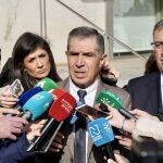 El presidente del Tribunal Superior de Justicia de Andaluc&iacute;a (TSJA), Lorenzo del R&iacute;o, atiende a los medios antes de realizar una visita a los Juzgados de Montoro 