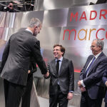Almeida recibe a los Reyes en el estand de Madrid en Fitur