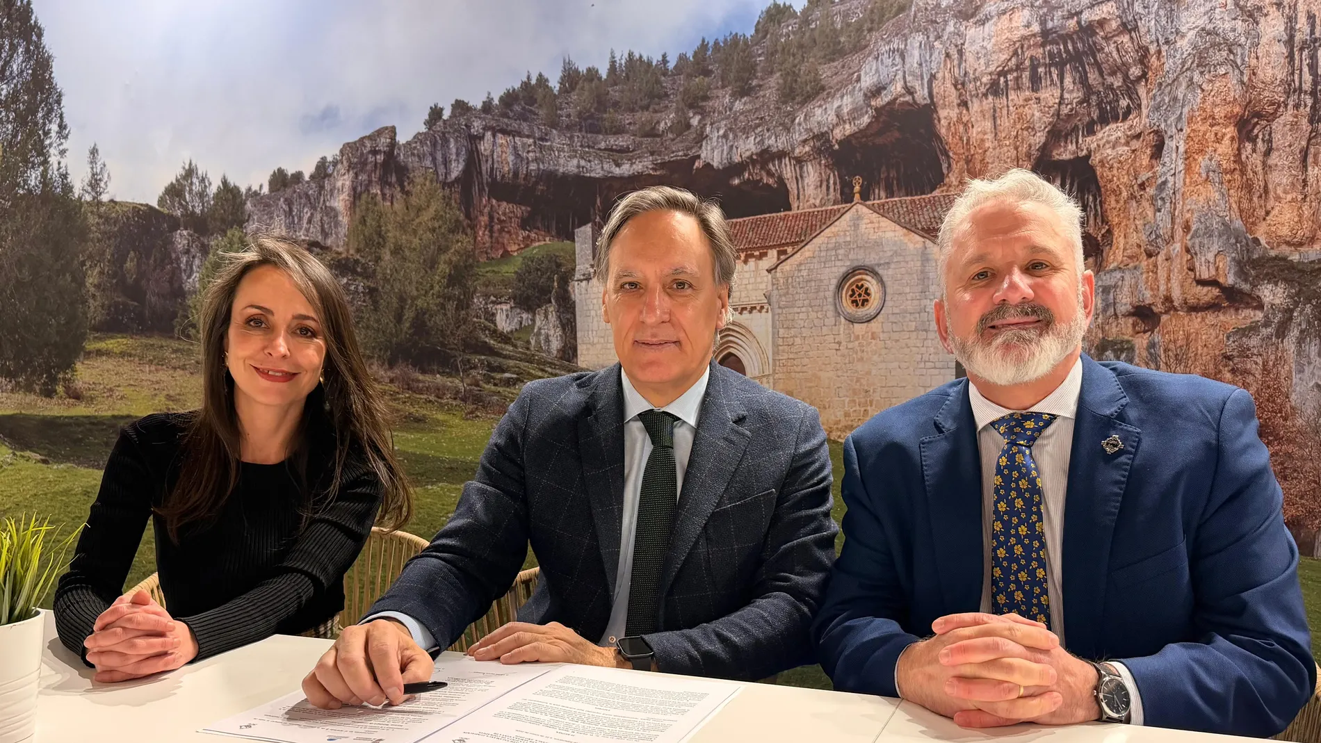 El acalde de Salamanca, Carlos García Carbayo, y el presidente de la Junta de Semana Santa, Francisco Hernández, rubrican hoy en Fitur el convenio de colaboración, que incluye una aportación extraordinaria destinada a la celebración del XXXVII Encuentro Nacional de Cofradía