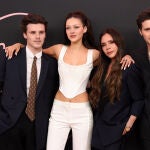 Victoria Bekcham junto a sus hijos, Brooklyn y Cruz, y Nicola Peltz Victoria Bekcham junto a sus hijos, Brooklyn y Cruz, y Nicola Peltz