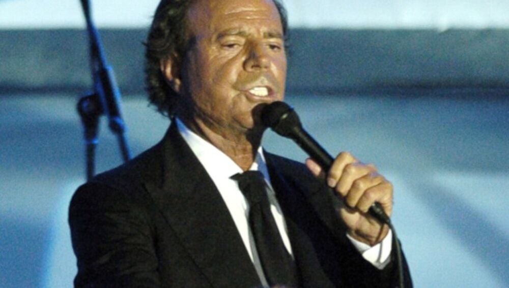Julio Iglesias rompe el silencio y publica unas conversaciones con las mujeres que lo han denunciado