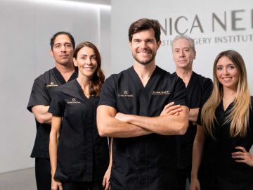 Dr Noval, cirujano pl&aacute;stico y director cl&iacute;nica NEF junto a su equipo en Espa&ntilde;a
