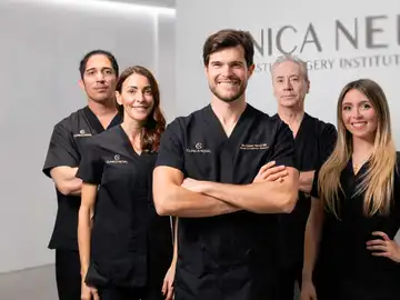 Dr Noval, cirujano plástico y director clínica NEF junto a su equipo en España Dr Noval, cirujano plástico y director clínica NEF junto a su equipo en España