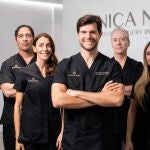 Dr Noval, cirujano plástico y director clínica NEF junto a su equipo en España Dr Noval, cirujano plástico y director clínica NEF junto a su equipo en España