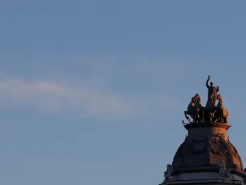 Tiempo en Madrid MADRID, 22/01/2026.- La Cuadriga La Aurora Polar en un edificio de Madrid se recorta sobre el cielo esta fría mañana de un jueves de invierno. EFE/ Mariscal