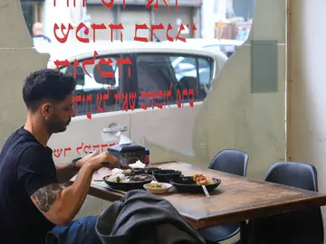 Judíos iraníes en Israel siguen poniendo esperanzas en las protestas de su país de origen TEL AVIV, 22/01/2026.-El sofoco de las protestas multitudinarias en Irán y la amenaza de un ataque en suelo israelí en respuesta a una potencial operación militar estadounidense ocupan los titulares israelíes, pero la comunidad de judíos iraníes, cuyo número conforma alrededor del 2,5 % de la población de Israel, sigue depositando esperanzas en que el Régimen sea derrocado."Lo cierto es que esta vez la esperanza está por los cielos. Hemos recibido muchos vídeos (de las protestas), no solo los...