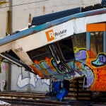 Trabajos de retirada del tren de Rodalies descarrilado en Gelida (Barcelona)