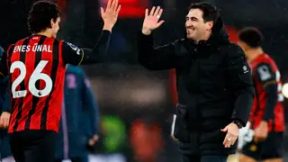 English Premier League - Bournemouth vs Liverpool BOURNEMOUTH (United Kingdom), 24/01/2026.- Bournemouth manager Andoni Iraola celebrates with Enes Unal of Bournemouth after winning the English Premier League match between AFC Bournemouth and Liverpool FC, in Bournemouth, Britain, 24 January 2026. (Reino Unido) EFE/EPA/TOLGA AKMEN EDITORIAL USE ONLY. No use with unauthorized audio, video, data, fixture lists, club/league logos, 'live' services or NFTs. Online in-match use limited to 120 images, no video emulation. No use in betting, games or...