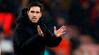 BOURNEMOUTH (United Kingdom), 24/01/2026.- Bournemouth manager Andoni Iraola celebrates winning the English Premier League match between AFC Bournemouth and Liverpool FC, in Bournemouth, Britain, 24 January 2026. (Reino Unido) EFE/EPA/TOLGA AKMEN EDITORIAL USE ONLY. No use with unauthorized audio, video, data, fixture lists, club/league logos, 'live' services or NFTs. Online in-match use limited to 120 images, no video emulation. No use in betting, games or single club/league/player publicati...