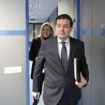 Ma&ntilde;ueco llega a la rueda de prensa en la sede del partido en Valladld junto a Isabel Blanco