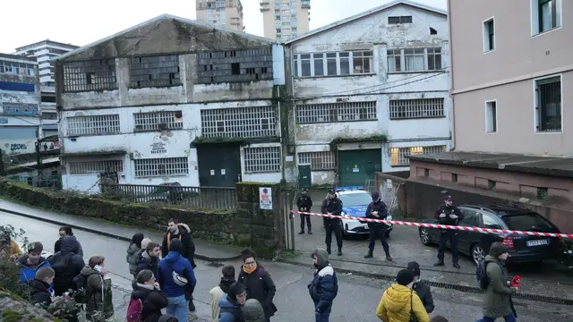 Desalojan unos pabellones okupados en el barrio de Herrera que el ayuntamiento va a derribar Varias personas durante el desalojo de uno de los pabellones okupados en el barrio de Herrera, a 26 de enero de 2026, en San Sebastián, País Vasco (España). El desalojo, por parte de la ertzaintza, de uno de los pabellones, se lleva a cabo después de que el pasado 7 de enero el alcalde de Donostia hiciera referencia a «acelerar» su derribo. 26 ENERO 2026 Unanue / Europa Press 26/01/2026