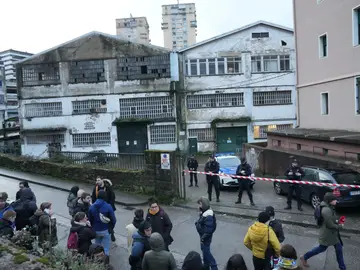 Desalojan unos pabellones okupados en el barrio de Herrera que el ayuntamiento va a derribar Varias personas durante el desalojo de uno de los pabellones okupados en el barrio de Herrera, a 26 de enero de 2026, en San Sebastián, País Vasco (España). El desalojo, por parte de la ertzaintza, de uno de los pabellones, se lleva a cabo después de que el pasado 7 de enero el alcalde de Donostia hiciera referencia a «acelerar» su derribo. 26 ENERO 2026 Unanue / Europa Press 26/01/2026