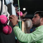 Alcaraz firma aut&oacute;grafos en la Rod Laver Arena