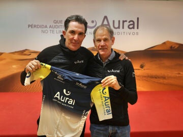 MADRID, 27/01/2026.- El equipo Aural participar&aacute; en la XXI edici&oacute;n de la Titan Desert Marruecos 2026, y contar&aacute; con 40 componentes, entre ellos un gregario de lujo, el exprofesional Luis Pasamontes (i), que comparece en la prueba del desierto por quinta vez. En la imagen, junto a Pasamontes, el exatleta Abel Ant&oacute;n. EFE/Aural SOLO USO EDITORIAL/SOLO DISPONIBLE PARA ILUSTRAR LA NOTICIA QUE ACOMPA&Ntilde;A (CR&Eacute;DITO OBLIGATORIO) 