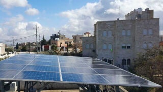 AM&Aacute;N, 27/01/2026.- Placas solares instaladas en Jordania, donde los cambios en las tarifas el&eacute;ctricas han reducido la rentabilidad de la inversi&oacute;n dom&eacute;stica en energ&iacute;a solar, especialmente por el encarecimiento del consumo nocturno frente a la venta del excedente diurno. Jordania, que lleva a&ntilde;os inmersa en una transici&oacute;n hacia la energ&iacute;a solar, se est&aacute; tropezando ahora con la piedra de que instalar paneles ha dejado de resultar rentable para muchos particulares despu&eacute;s de que cambios legislat...