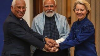 NEW DELHI (India), 27/01/2026.- President of the European Commission Ursula von der Leyen (R) and President of the European Council Antonio Luis Santos da Costa (L) shake hands with Indian Prime Minister Narendra Modi (C) prior to a meeting at Hyderabad House in New Delhi, India, 27 January 2026. Ursula von der Leyen is on four-day visit to India. (Nueva Delhi) EFE/EPA/RAJAT GUPTA