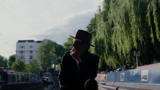 Mikel Erentxun, fundador de Duncan Dhu, en una imagen del documental «Hombre bala», que llega hoy a los cines