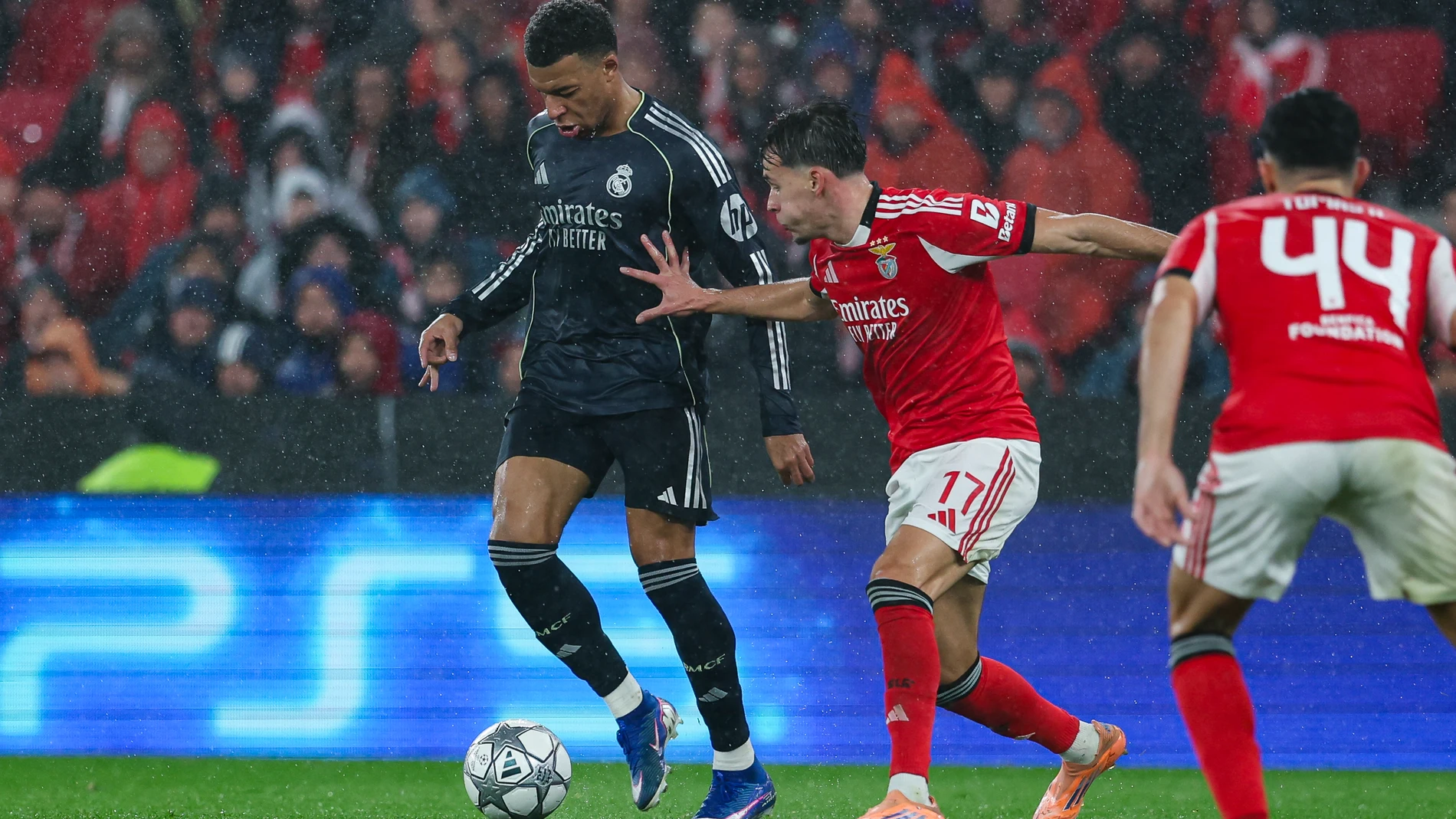 Kylian Mbappe of Real Madrid CF and Amar Dedic of SL Benfica in action during the UEFA Champions League 2025/26 League Phase MD8 match between SL Benfica and Real Madrid C.F. at Estadio do Sport Lisboa e Benfica on January 28, 2026 in Lisbon, Portugal. AFP7 28/01/2026 ONLY FOR USE IN SPAIN