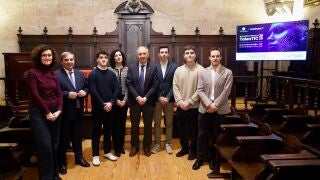 Antonio Largo y Sanz Merino junto con los alumnos galardonados