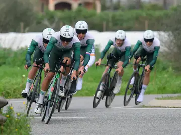 Challenge Ciclista Mallorca COLONIA DE SANT JORDI (MALLORCA), 29/01/2026.-El equipo Caja Rural durante la contrarreloj por equipos de la XXXV Garden Hotels-Luxcom Challenge Ciclista Mallorca, entre Ses Salines y la Colonia de Sant Jordi este jueves. EFE/ Miquel A. Borràs