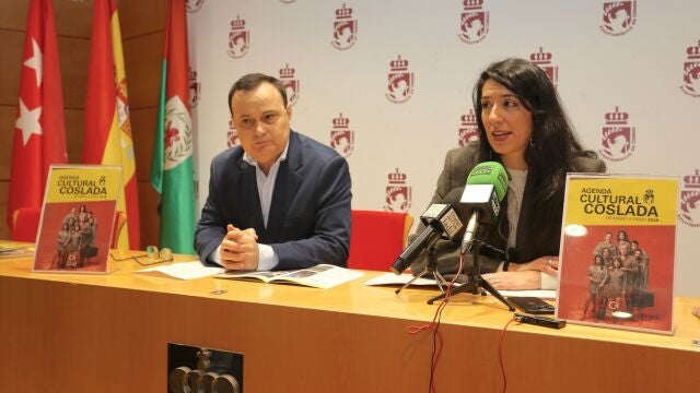 El Alcalde Y La Concejala De Cultura De Coslada, &Aacute;ngel Viveros Y Emi Escudero, Han Presentado La Programaci&oacute;n Del Teatro Municipal De Enero A Mayo.