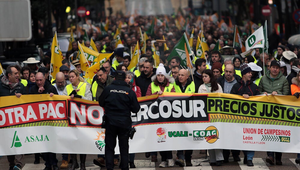 Manifestantes por las calles de León
